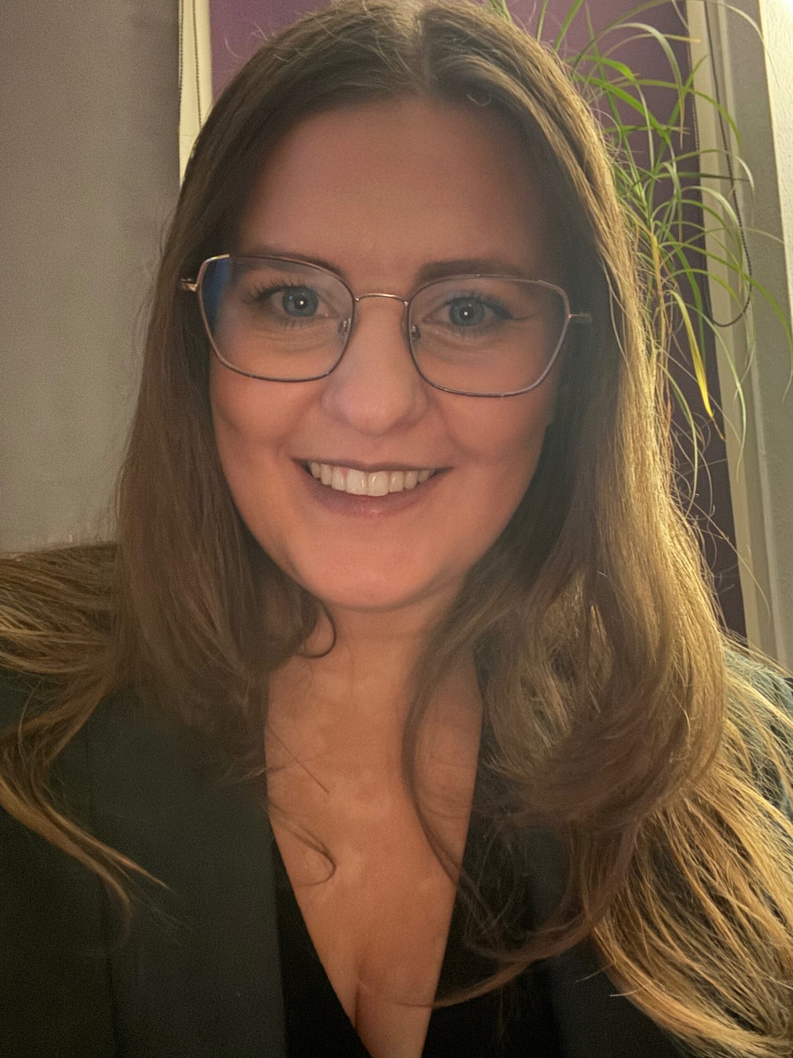 een vrouw, Linda Mols, van creatorlinda wat holybee zijn website heeft ontworpen.
